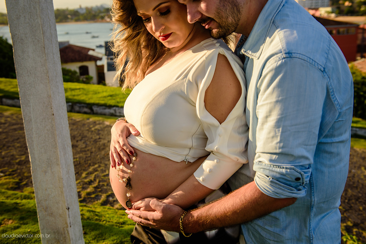 Lindo ensaio de gestante realizado em Guarapari nas praias de Meaípe e Bacutia por fotógrafos de casamento de vila velha fotógrafos de casamento de vitória fotógrafos de casamento de serra espirito santo es com mar, barcos e por do sol