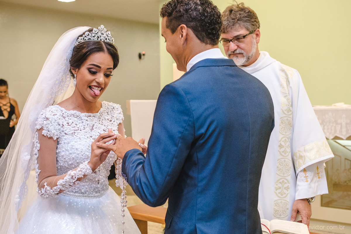 Lindo casamento realizado por fotógrafos de casamento de vila velha fotógrafos de casamento de vitória fotógrafos de casamento de serra espirito santo es com noivo noiva e por do sol com pista de dança e noiva girando