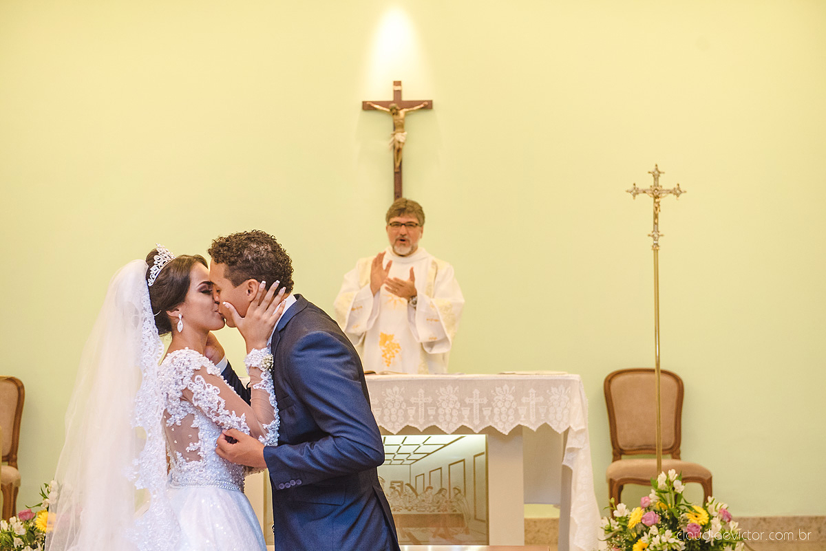 Lindo casamento realizado por fotógrafos de casamento de vila velha fotógrafos de casamento de vitória fotógrafos de casamento de serra espirito santo es com noivo noiva e por do sol com pista de dança e noiva girando