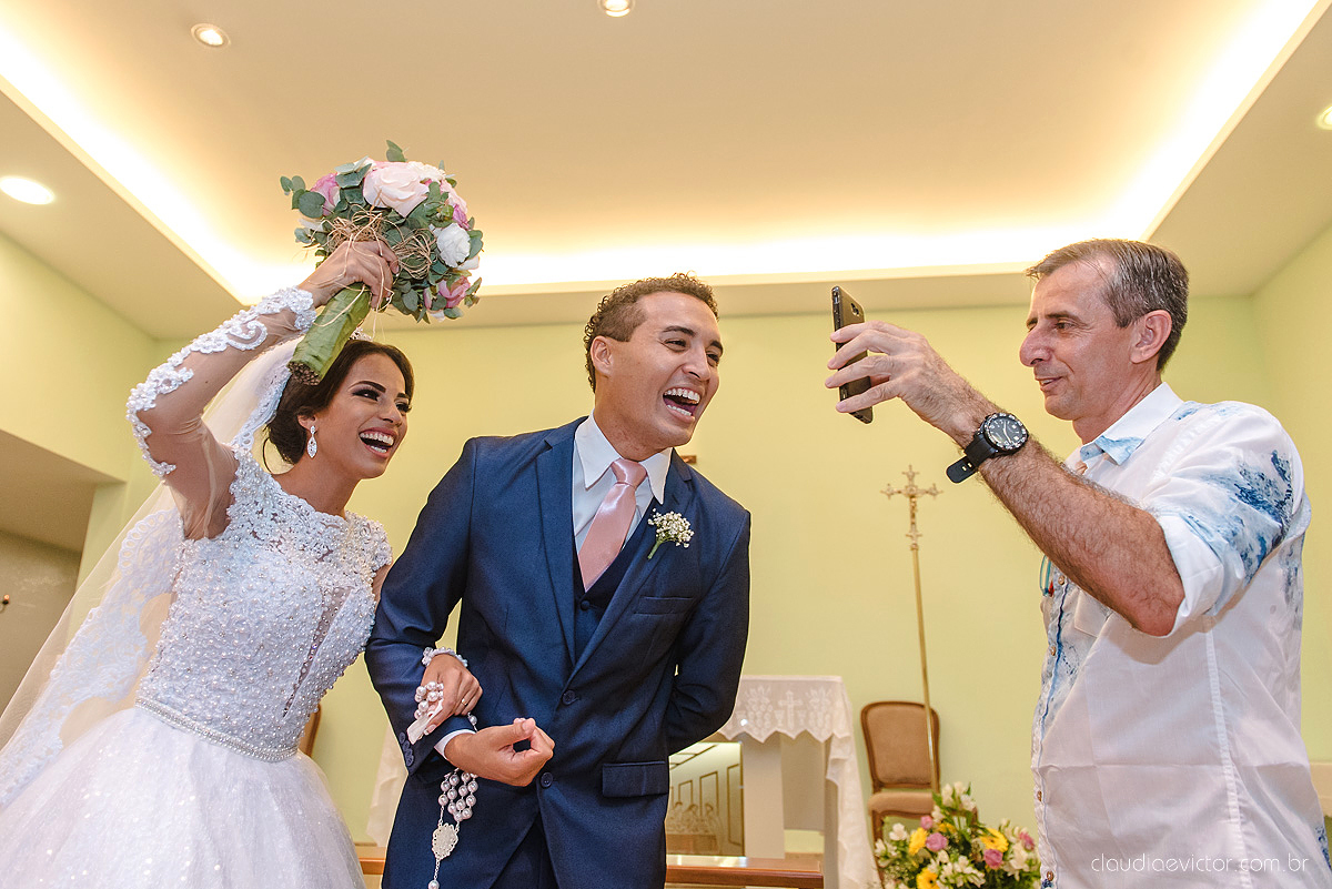 Lindo casamento realizado por fotógrafos de casamento de vila velha fotógrafos de casamento de vitória fotógrafos de casamento de serra espirito santo es com noivo noiva e por do sol com pista de dança e noiva girando