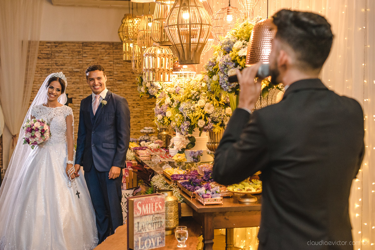 Lindo casamento realizado por fotógrafos de casamento de vila velha fotógrafos de casamento de vitória fotógrafos de casamento de serra espirito santo es com noivo noiva e por do sol com pista de dança e noiva girando