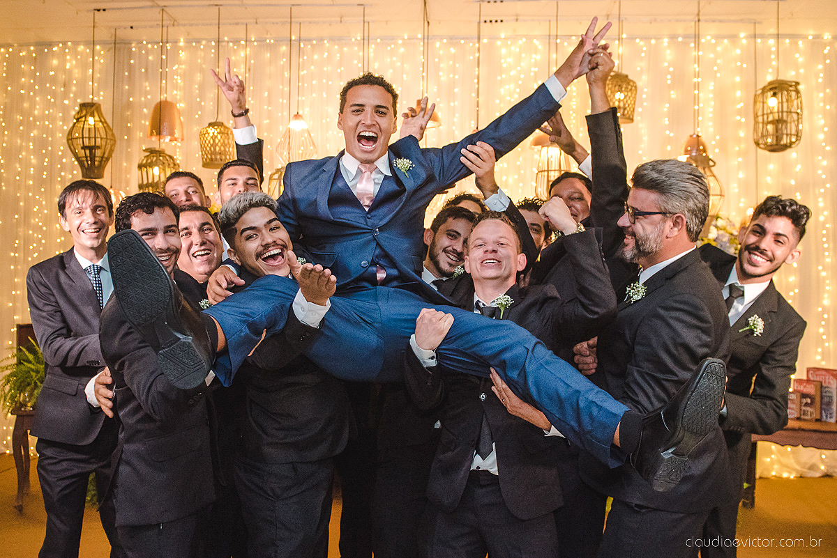 Lindo casamento realizado por fotógrafos de casamento de vila velha fotógrafos de casamento de vitória fotógrafos de casamento de serra espirito santo es com noivo noiva e por do sol com pista de dança e noiva girando