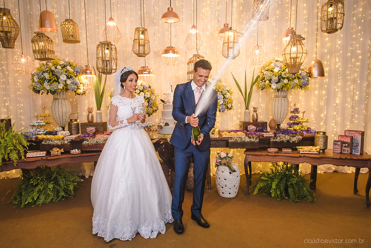 Lindo casamento realizado por fotógrafos de casamento de vila velha fotógrafos de casamento de vitória fotógrafos de casamento de serra espirito santo es com noivo noiva e por do sol com pista de dança e noiva girando