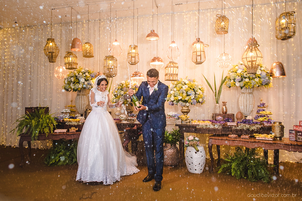 Lindo casamento realizado por fotógrafos de casamento de vila velha fotógrafos de casamento de vitória fotógrafos de casamento de serra espirito santo es com noivo noiva e por do sol com pista de dança e noiva girando