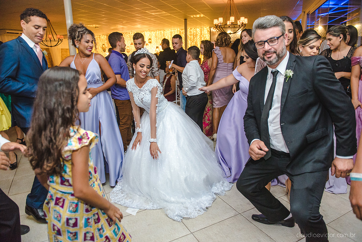 Lindo casamento realizado por fotógrafos de casamento de vila velha fotógrafos de casamento de vitória fotógrafos de casamento de serra espirito santo es com noivo noiva e por do sol com pista de dança e noiva girando