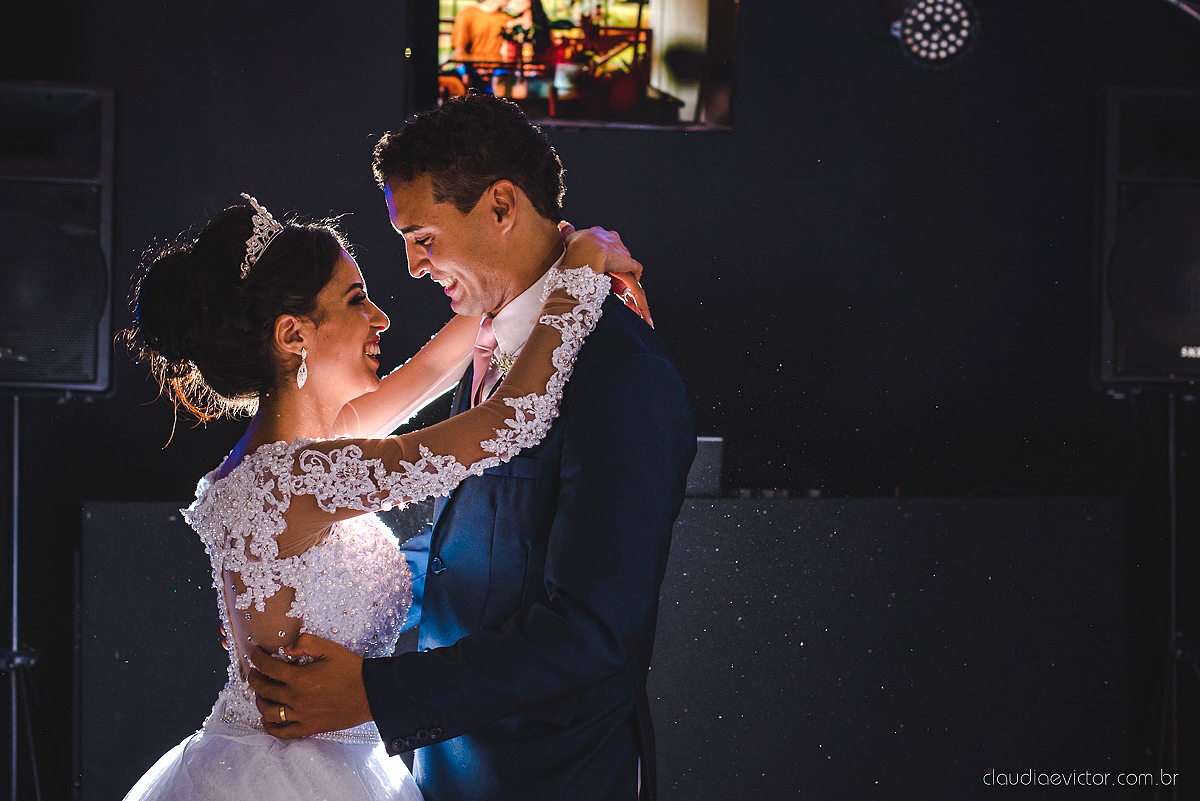 Lindo casamento realizado por fotógrafos de casamento de vila velha fotógrafos de casamento de vitória fotógrafos de casamento de serra espirito santo es com noivo noiva e por do sol com pista de dança e noiva girando