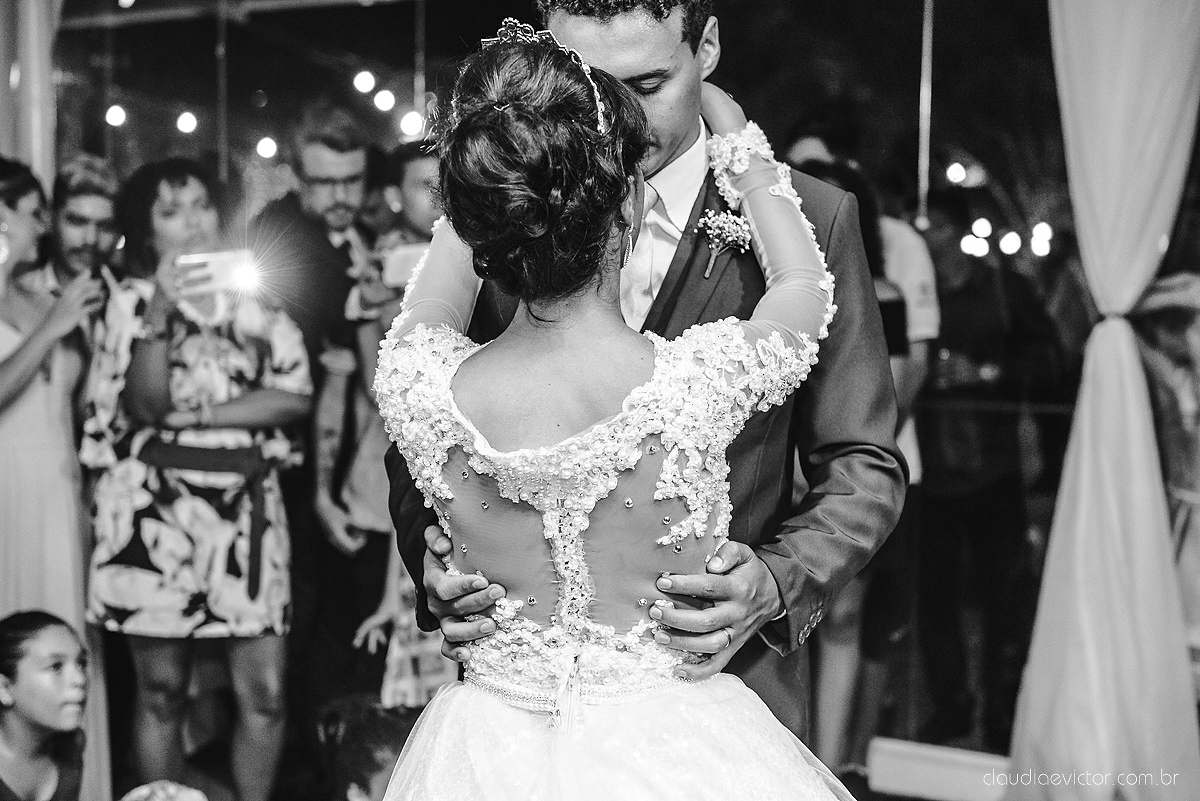 Lindo casamento realizado por fotógrafos de casamento de vila velha fotógrafos de casamento de vitória fotógrafos de casamento de serra espirito santo es com noivo noiva e por do sol com pista de dança e noiva girando