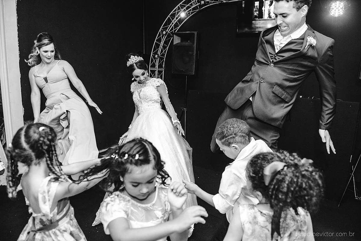 Lindo casamento realizado por fotógrafos de casamento de vila velha fotógrafos de casamento de vitória fotógrafos de casamento de serra espirito santo es com noivo noiva e por do sol com pista de dança e noiva girando