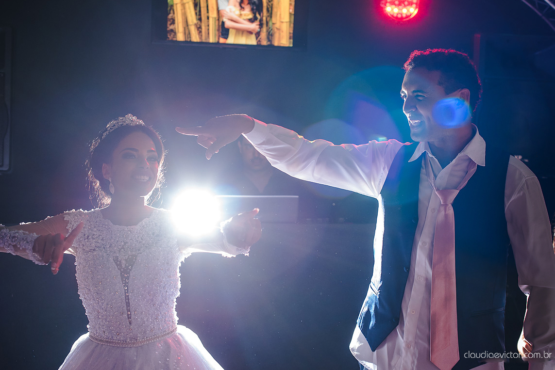 Lindo casamento realizado por fotógrafos de casamento de vila velha fotógrafos de casamento de vitória fotógrafos de casamento de serra espirito santo es com noivo noiva e por do sol com pista de dança e noiva girando