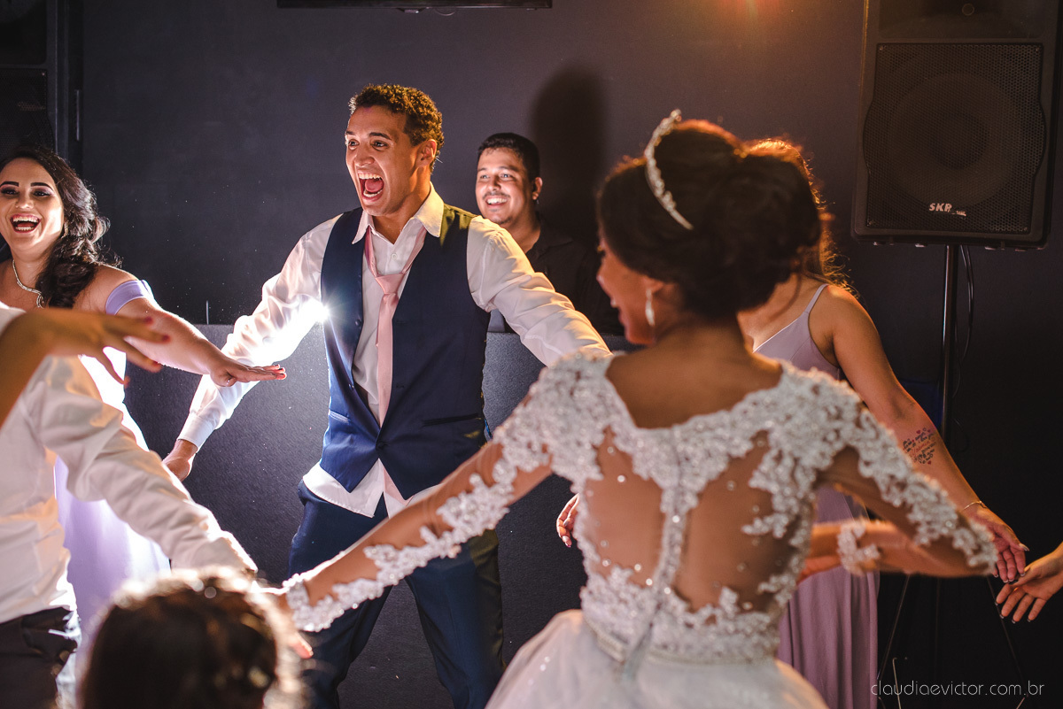 Lindo casamento realizado por fotógrafos de casamento de vila velha fotógrafos de casamento de vitória fotógrafos de casamento de serra espirito santo es com noivo noiva e por do sol com pista de dança e noiva girando