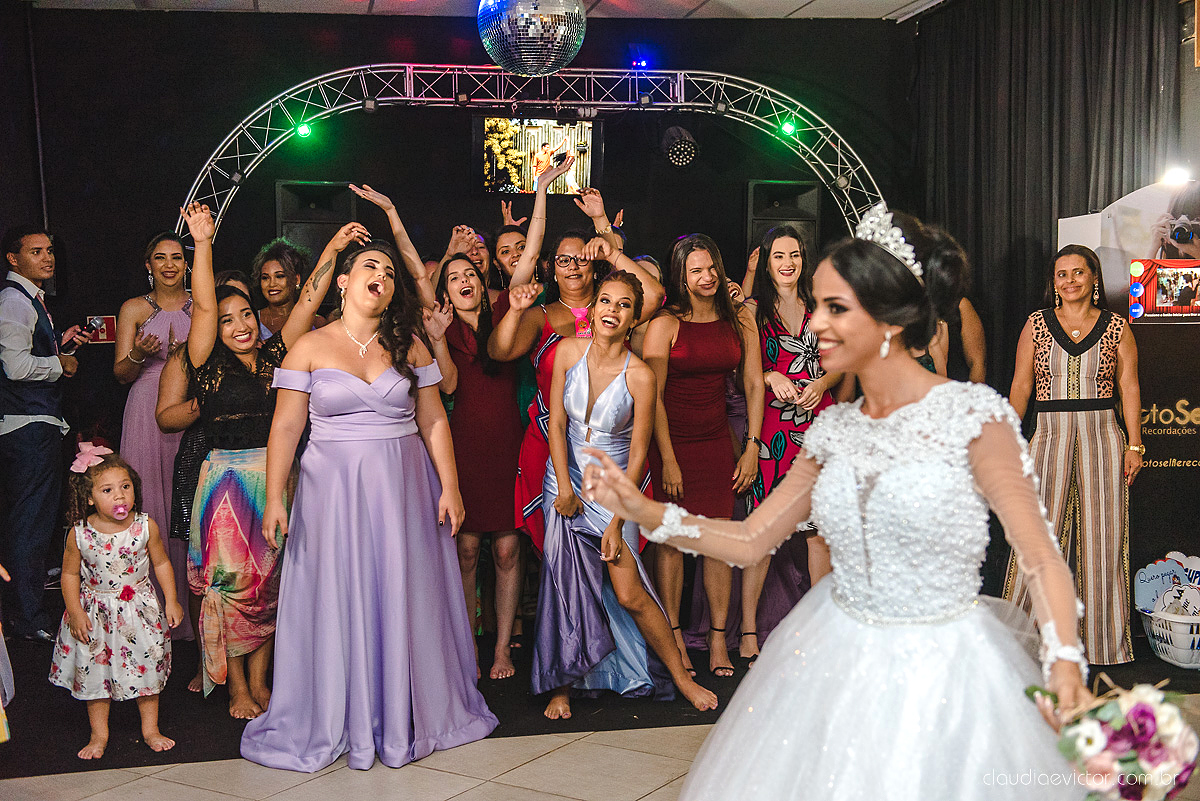 Lindo casamento realizado por fotógrafos de casamento de vila velha fotógrafos de casamento de vitória fotógrafos de casamento de serra espirito santo es com noivo noiva e por do sol com pista de dança e noiva girando