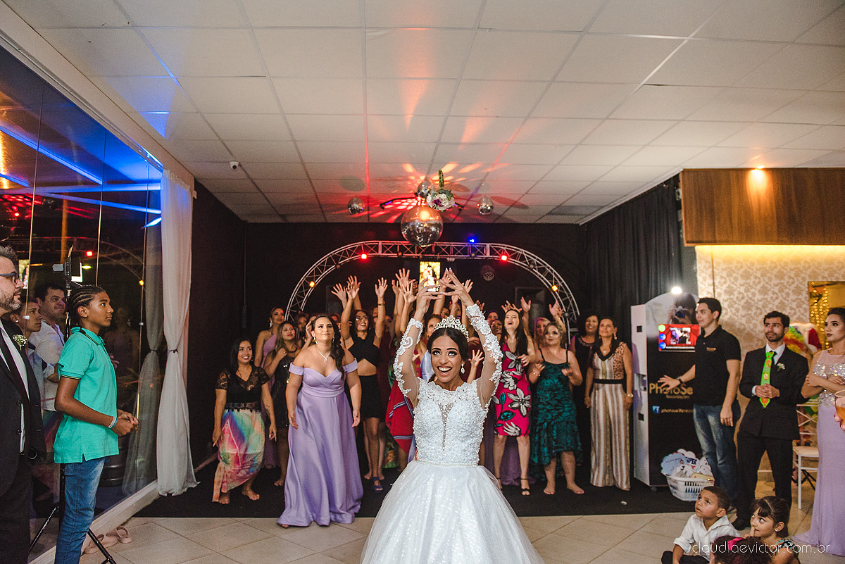 Lindo casamento realizado por fotógrafos de casamento de vila velha fotógrafos de casamento de vitória fotógrafos de casamento de serra espirito santo es com noivo noiva e por do sol com pista de dança e noiva girando