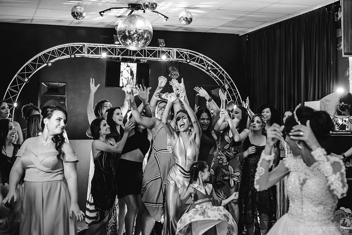 Lindo casamento realizado por fotógrafos de casamento de vila velha fotógrafos de casamento de vitória fotógrafos de casamento de serra espirito santo es com noivo noiva e por do sol com pista de dança e noiva girando