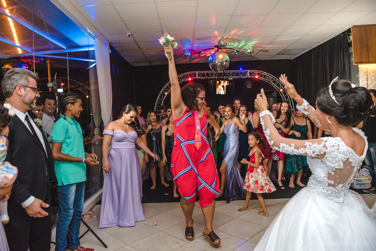 Lindo casamento realizado por fotógrafos de casamento de vila velha fotógrafos de casamento de vitória fotógrafos de casamento de serra espirito santo es com noivo noiva e por do sol com pista de dança e noiva girando