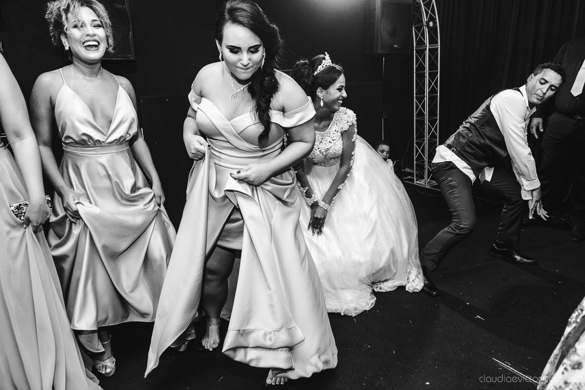 Lindo casamento realizado por fotógrafos de casamento de vila velha fotógrafos de casamento de vitória fotógrafos de casamento de serra espirito santo es com noivo noiva e por do sol com pista de dança e noiva girando