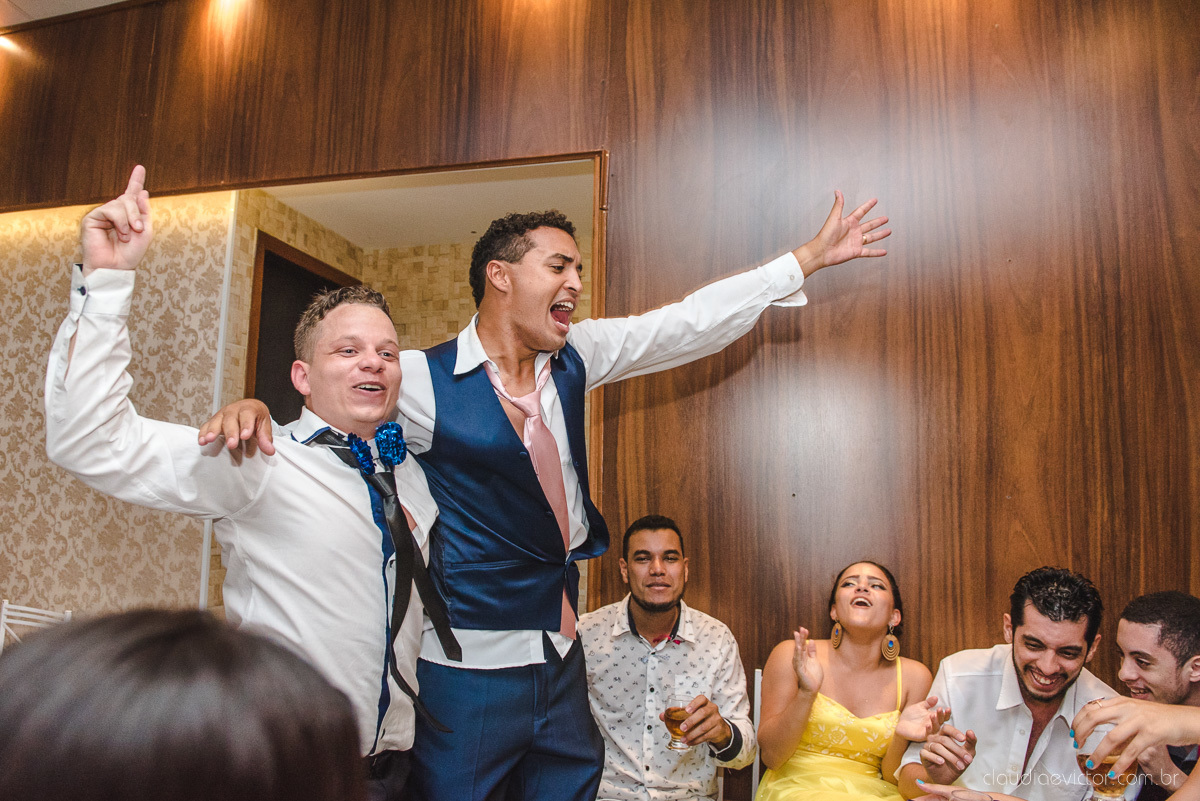 Lindo casamento realizado por fotógrafos de casamento de vila velha fotógrafos de casamento de vitória fotógrafos de casamento de serra espirito santo es com noivo noiva e por do sol com pista de dança e noiva girando