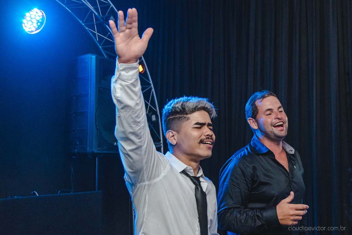 Lindo casamento realizado por fotógrafos de casamento de vila velha fotógrafos de casamento de vitória fotógrafos de casamento de serra espirito santo es com noivo noiva e por do sol com pista de dança e noiva girando
