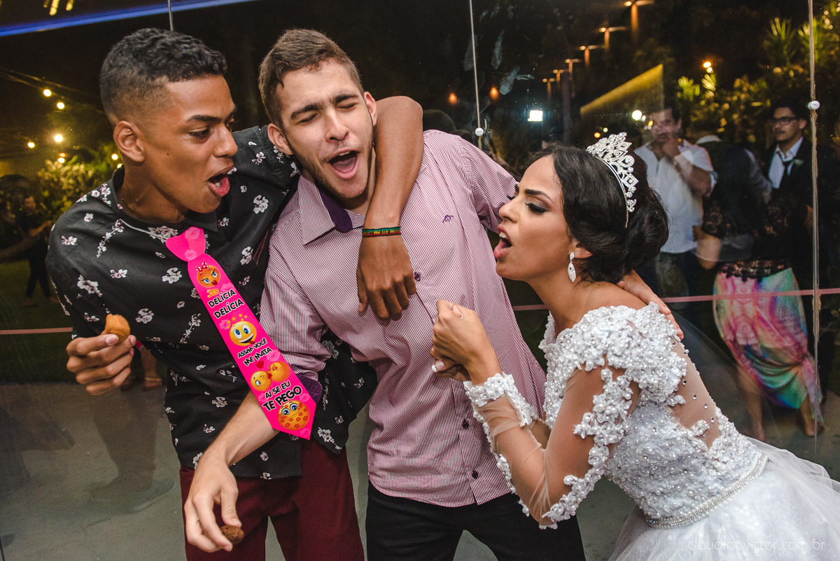 Lindo casamento realizado por fotógrafos de casamento de vila velha fotógrafos de casamento de vitória fotógrafos de casamento de serra espirito santo es com noivo noiva e por do sol com pista de dança e noiva girando