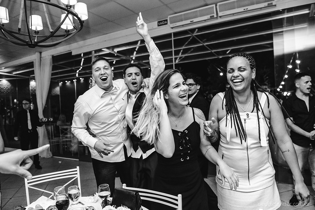 Lindo casamento realizado por fotógrafos de casamento de vila velha fotógrafos de casamento de vitória fotógrafos de casamento de serra espirito santo es com noivo noiva e por do sol com pista de dança e noiva girando