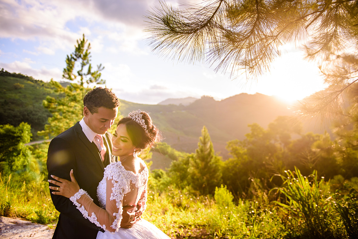 Lindo casamento realizado por fotógrafos de casamento de vila velha fotógrafos de casamento de vitória fotógrafos de casamento de serra espirito santo es com noivo noiva e por do sol com pista de dança e noiva girando