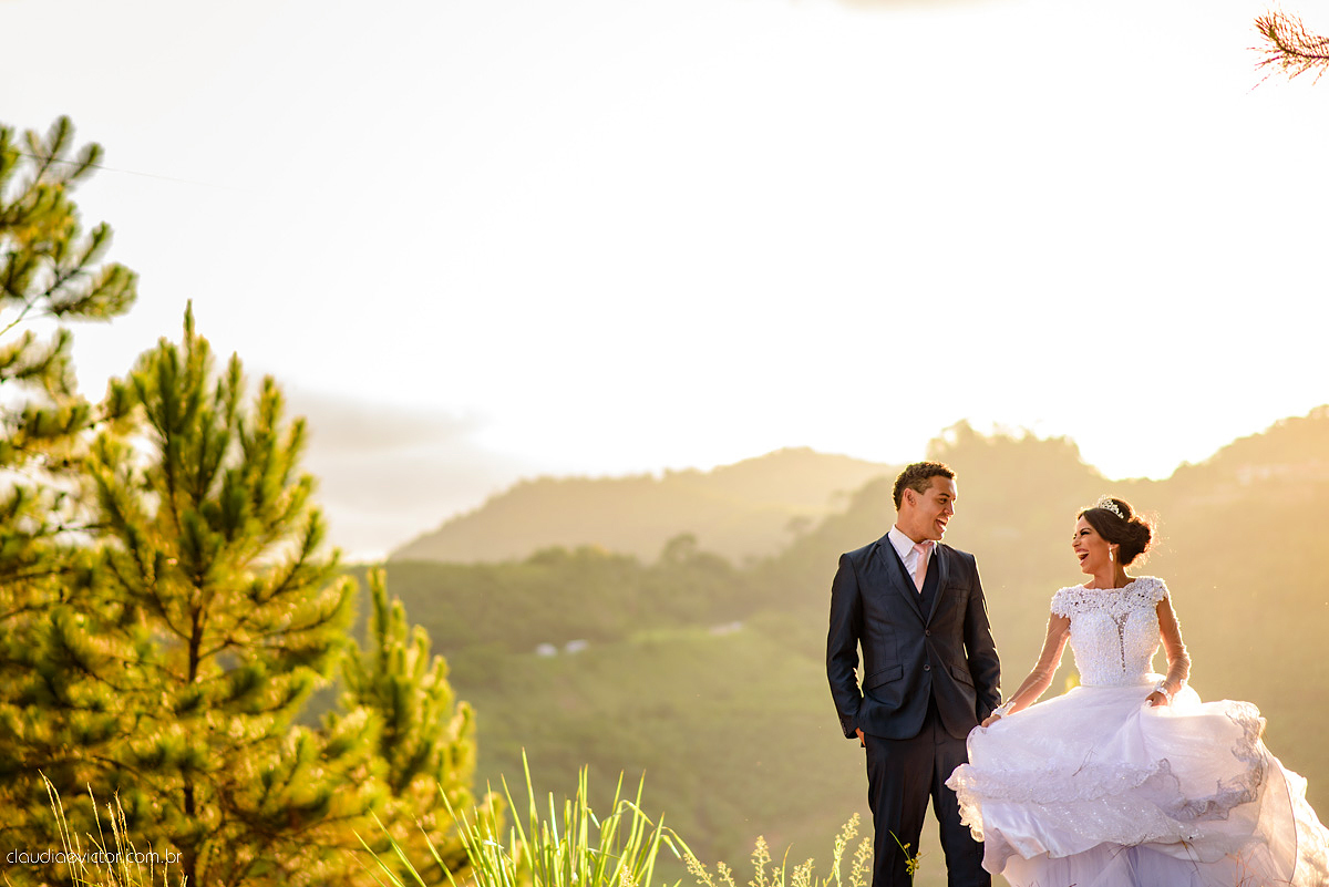 Lindo casamento realizado por fotógrafos de casamento de vila velha fotógrafos de casamento de vitória fotógrafos de casamento de serra espirito santo es com noivo noiva e por do sol com pista de dança e noiva girando