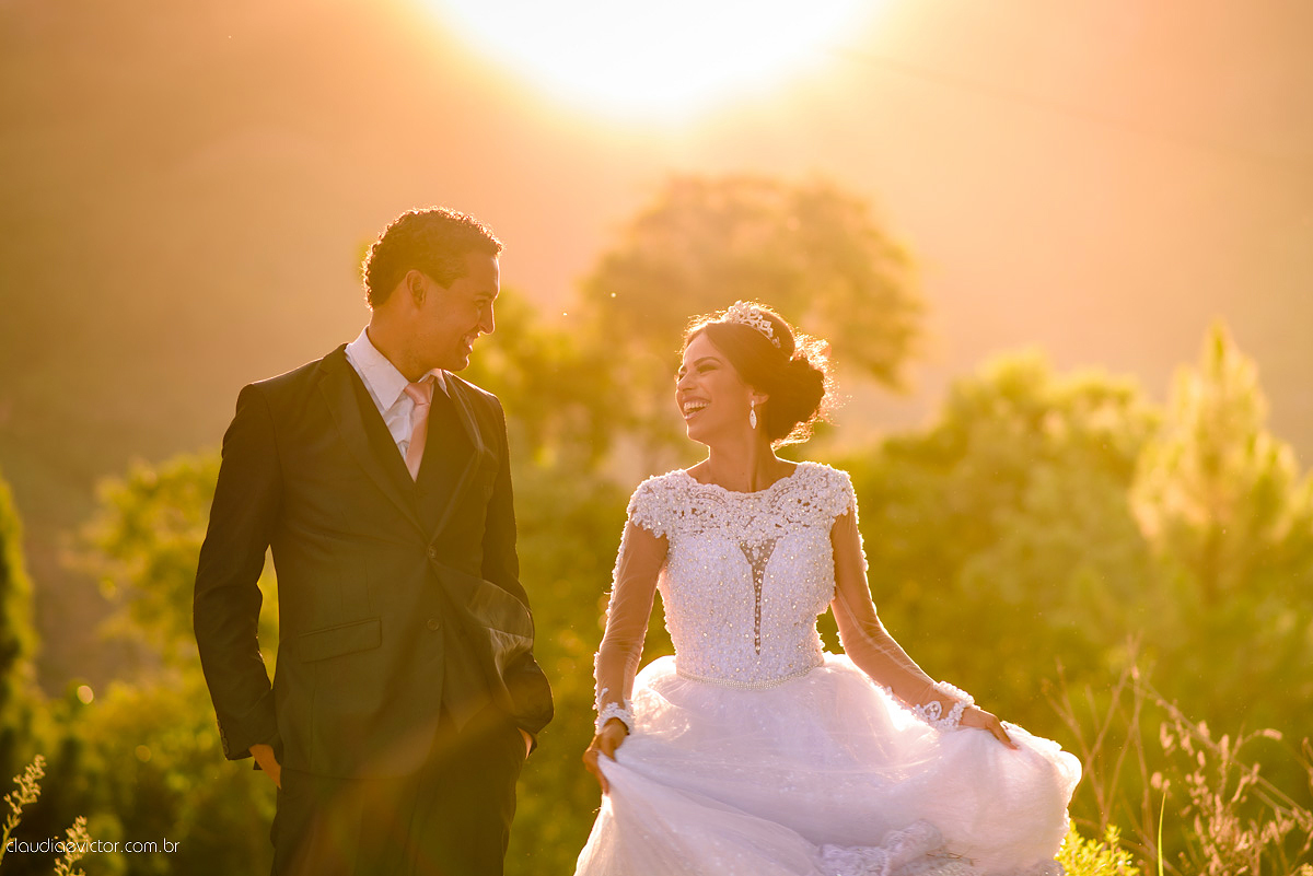 Lindo casamento realizado por fotógrafos de casamento de vila velha fotógrafos de casamento de vitória fotógrafos de casamento de serra espirito santo es com noivo noiva e por do sol com pista de dança e noiva girando