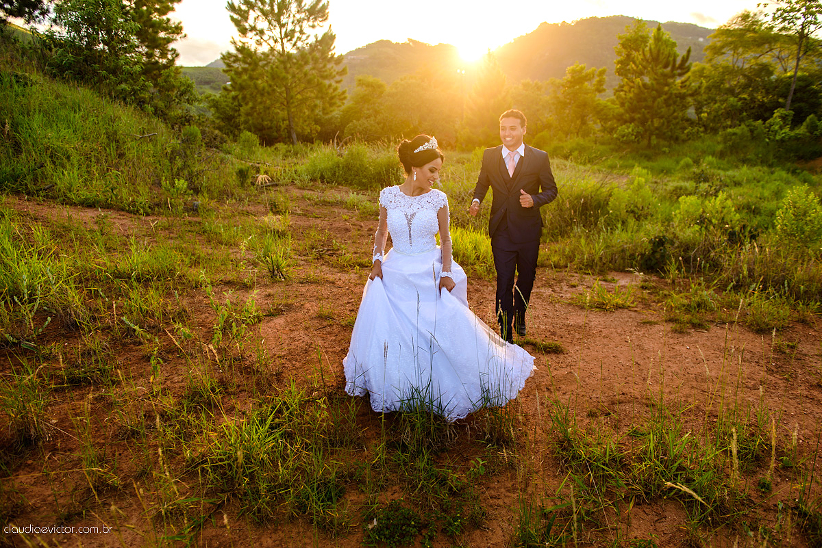 Lindo casamento realizado por fotógrafos de casamento de vila velha fotógrafos de casamento de vitória fotógrafos de casamento de serra espirito santo es com noivo noiva e por do sol com pista de dança e noiva girando