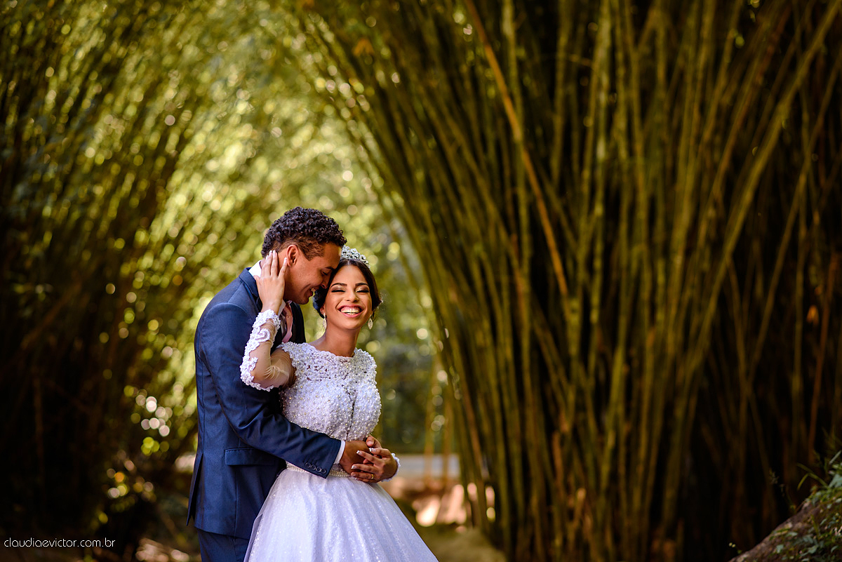 Lindo casamento realizado por fotógrafos de casamento de vila velha fotógrafos de casamento de vitória fotógrafos de casamento de serra espirito santo es com noivo noiva e por do sol com pista de dança e noiva girando