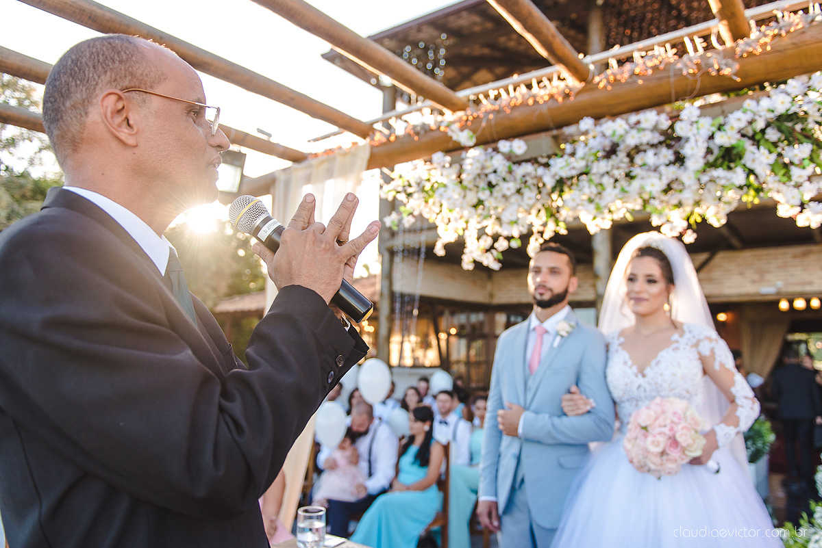 Lindo casamento realizado no cerimonial Kafuá do lino em Ponta da Fruta por fotógrafos de casamento de vila velha fotógrafos de casamento de vitória fotógrafos de casamento de serra espirito santo es com noivo noiva por do sol e vestido de noiva