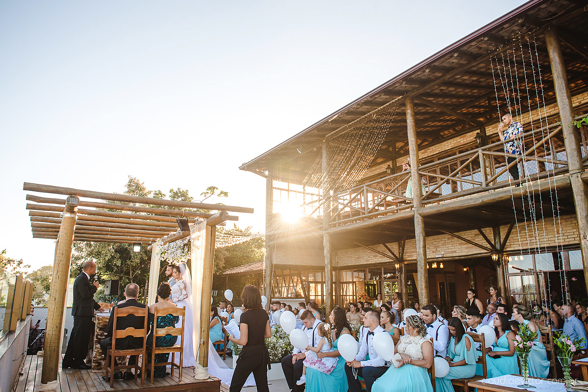 Lindo casamento realizado no cerimonial Kafuá do lino em Ponta da Fruta por fotógrafos de casamento de vila velha fotógrafos de casamento de vitória fotógrafos de casamento de serra espirito santo es com noivo noiva por do sol e vestido de noiva