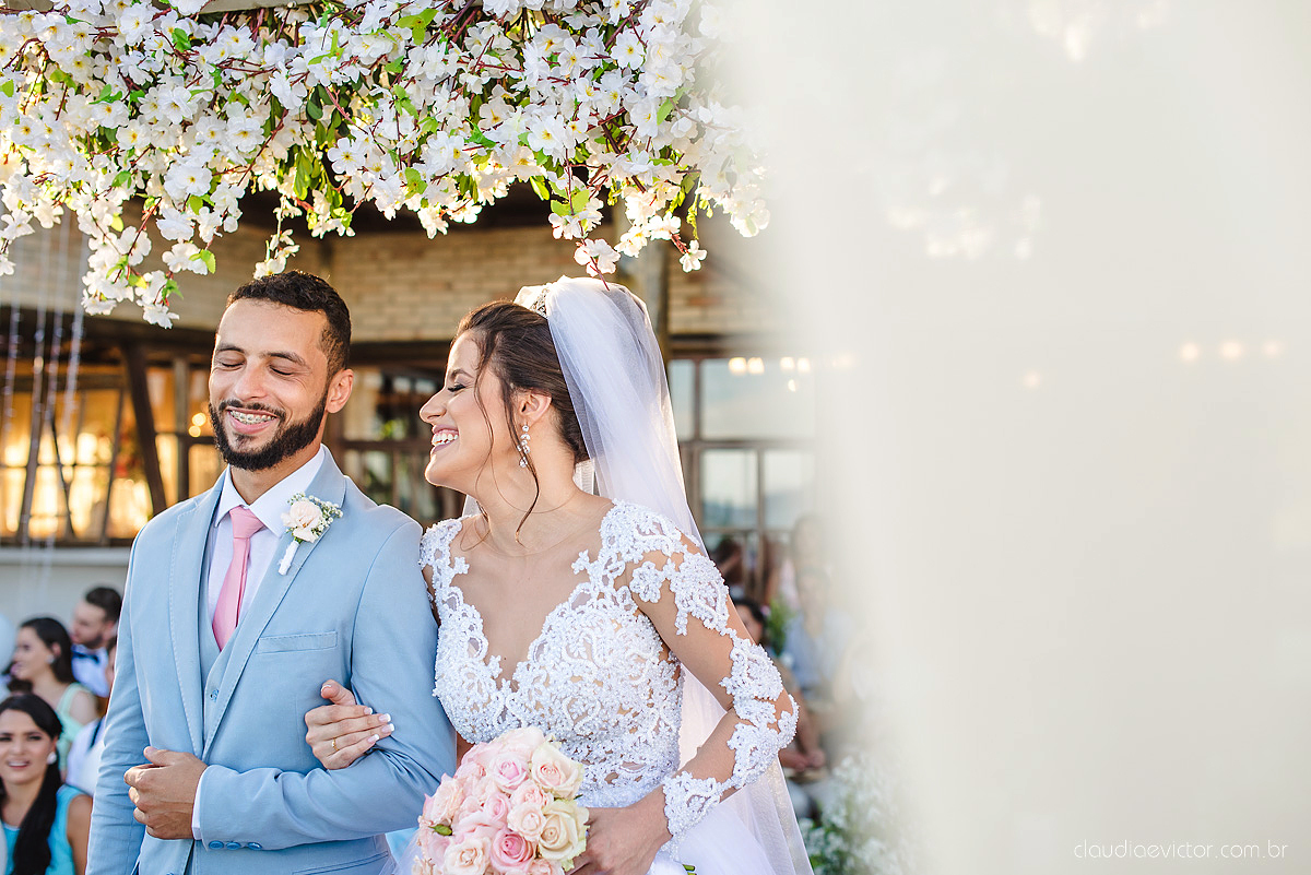 Lindo casamento realizado no cerimonial Kafuá do lino em Ponta da Fruta por fotógrafos de casamento de vila velha fotógrafos de casamento de vitória fotógrafos de casamento de serra espirito santo es com noivo noiva por do sol e vestido de noiva