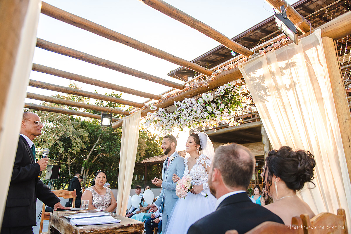 Lindo casamento realizado no cerimonial Kafuá do lino em Ponta da Fruta por fotógrafos de casamento de vila velha fotógrafos de casamento de vitória fotógrafos de casamento de serra espirito santo es com noivo noiva por do sol e vestido de noiva