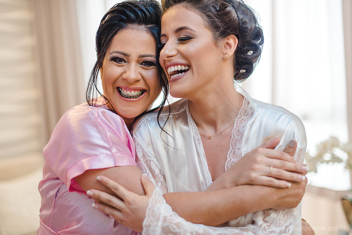 Lindo casamento realizado no cerimonial Kafuá do lino em Ponta da Fruta por fotógrafos de casamento de vila velha fotógrafos de casamento de vitória fotógrafos de casamento de serra espirito santo es com noivo noiva por do sol e vestido de noiva