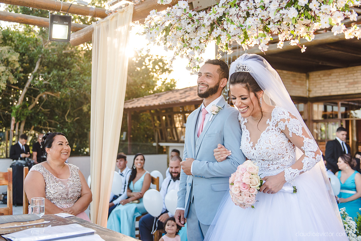 Lindo casamento realizado no cerimonial Kafuá do lino em Ponta da Fruta por fotógrafos de casamento de vila velha fotógrafos de casamento de vitória fotógrafos de casamento de serra espirito santo es com noivo noiva por do sol e vestido de noiva