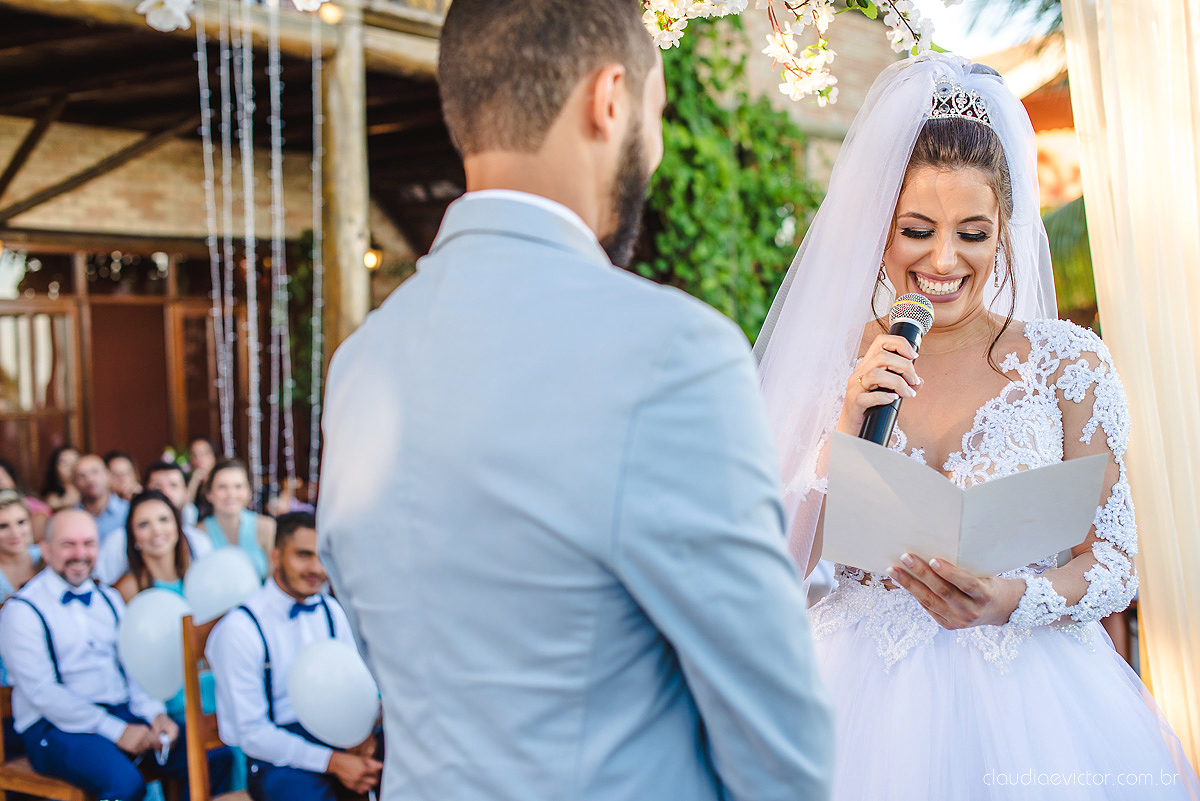 Lindo casamento realizado no cerimonial Kafuá do lino em Ponta da Fruta por fotógrafos de casamento de vila velha fotógrafos de casamento de vitória fotógrafos de casamento de serra espirito santo es com noivo noiva por do sol e vestido de noiva