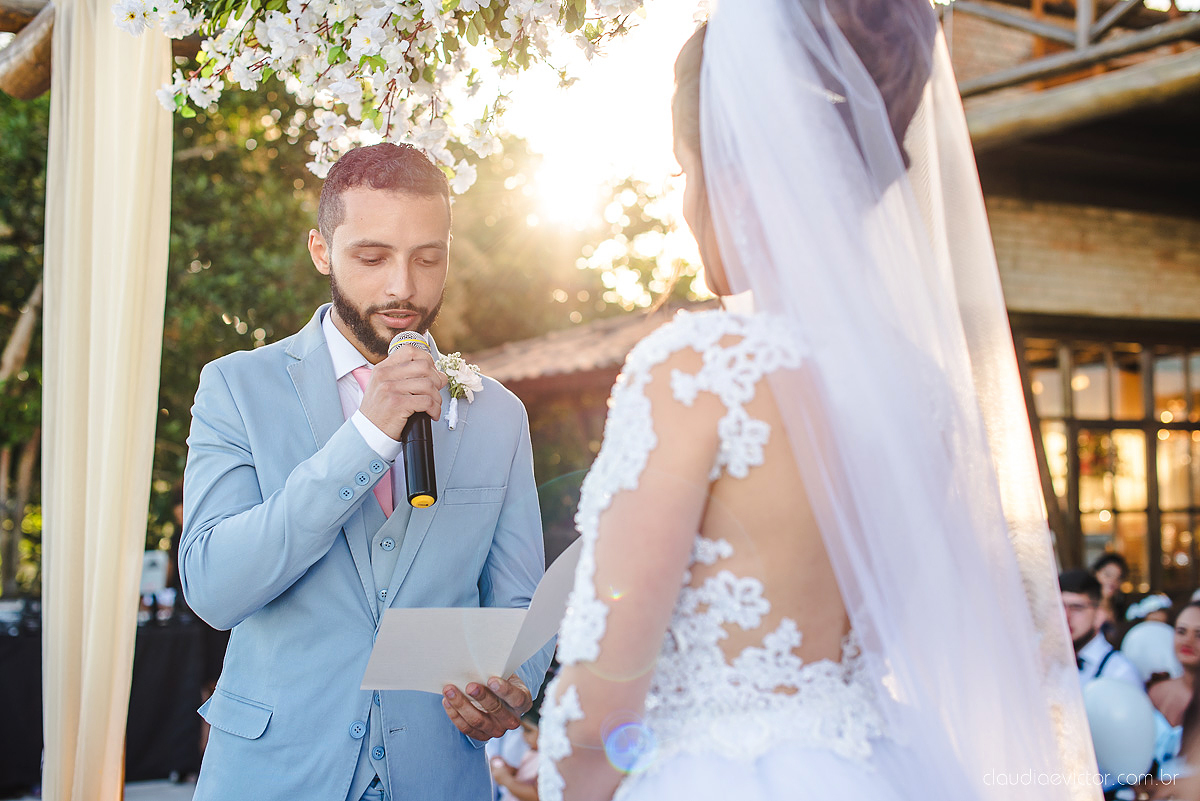 Lindo casamento realizado no cerimonial Kafuá do lino em Ponta da Fruta por fotógrafos de casamento de vila velha fotógrafos de casamento de vitória fotógrafos de casamento de serra espirito santo es com noivo noiva por do sol e vestido de noiva