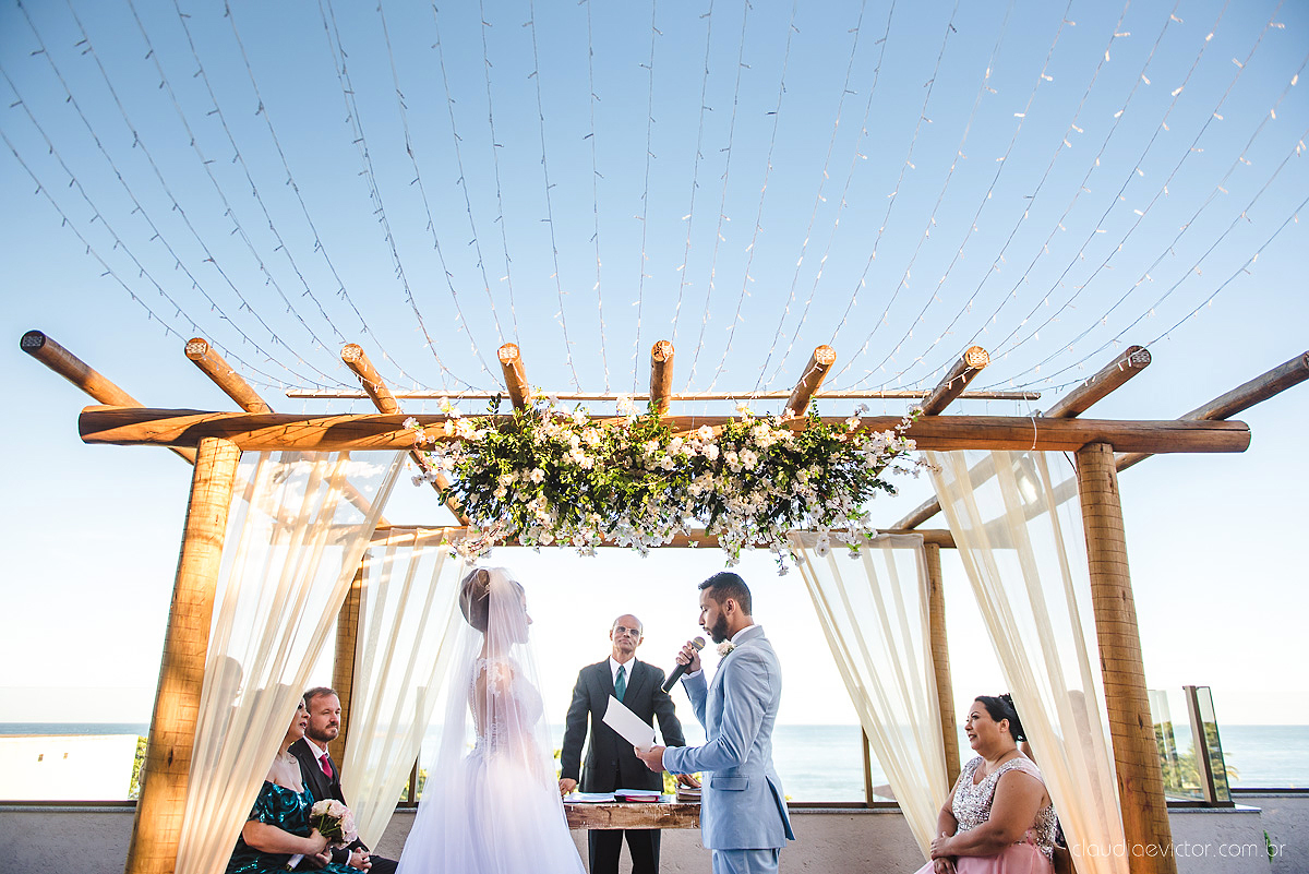 Lindo casamento realizado no cerimonial Kafuá do lino em Ponta da Fruta por fotógrafos de casamento de vila velha fotógrafos de casamento de vitória fotógrafos de casamento de serra espirito santo es com noivo noiva por do sol e vestido de noiva