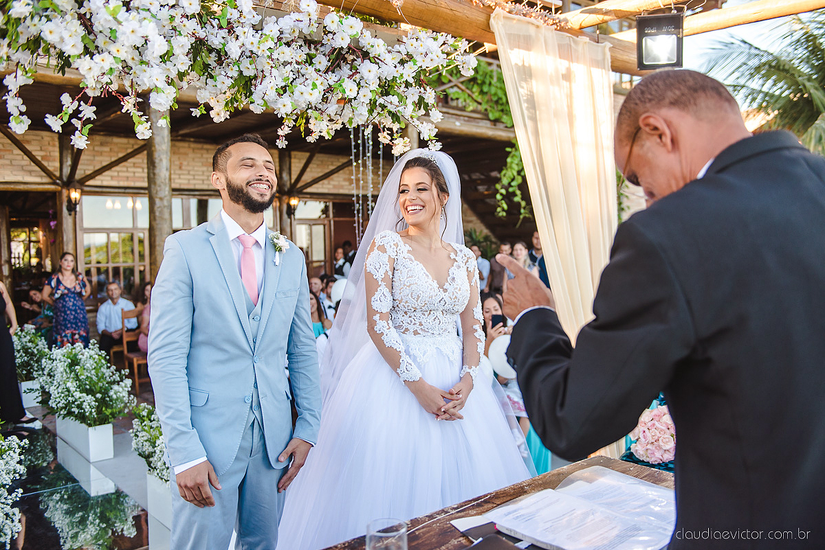 Lindo casamento realizado no cerimonial Kafuá do lino em Ponta da Fruta por fotógrafos de casamento de vila velha fotógrafos de casamento de vitória fotógrafos de casamento de serra espirito santo es com noivo noiva por do sol e vestido de noiva
