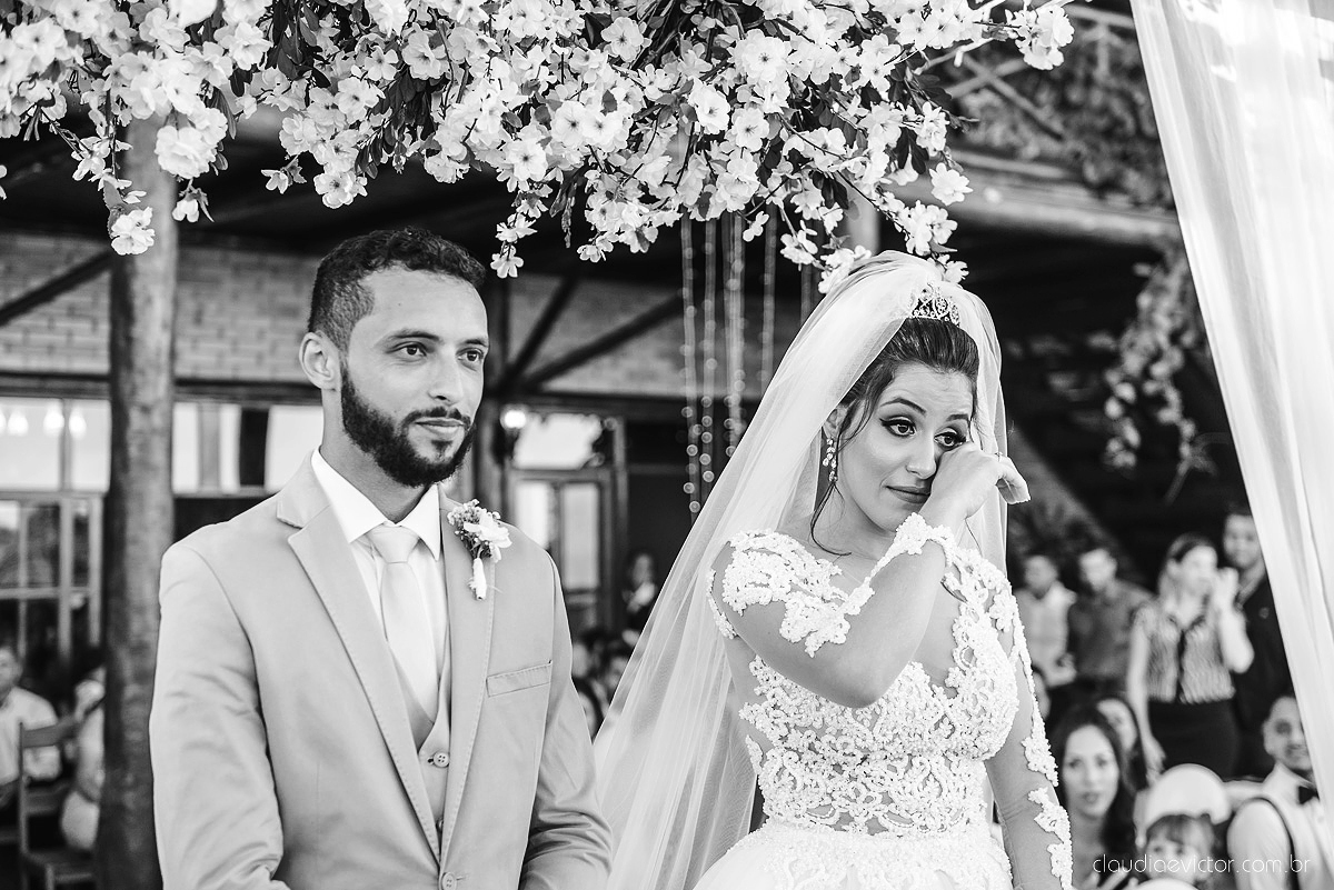 Lindo casamento realizado no cerimonial Kafuá do lino em Ponta da Fruta por fotógrafos de casamento de vila velha fotógrafos de casamento de vitória fotógrafos de casamento de serra espirito santo es com noivo noiva por do sol e vestido de noiva