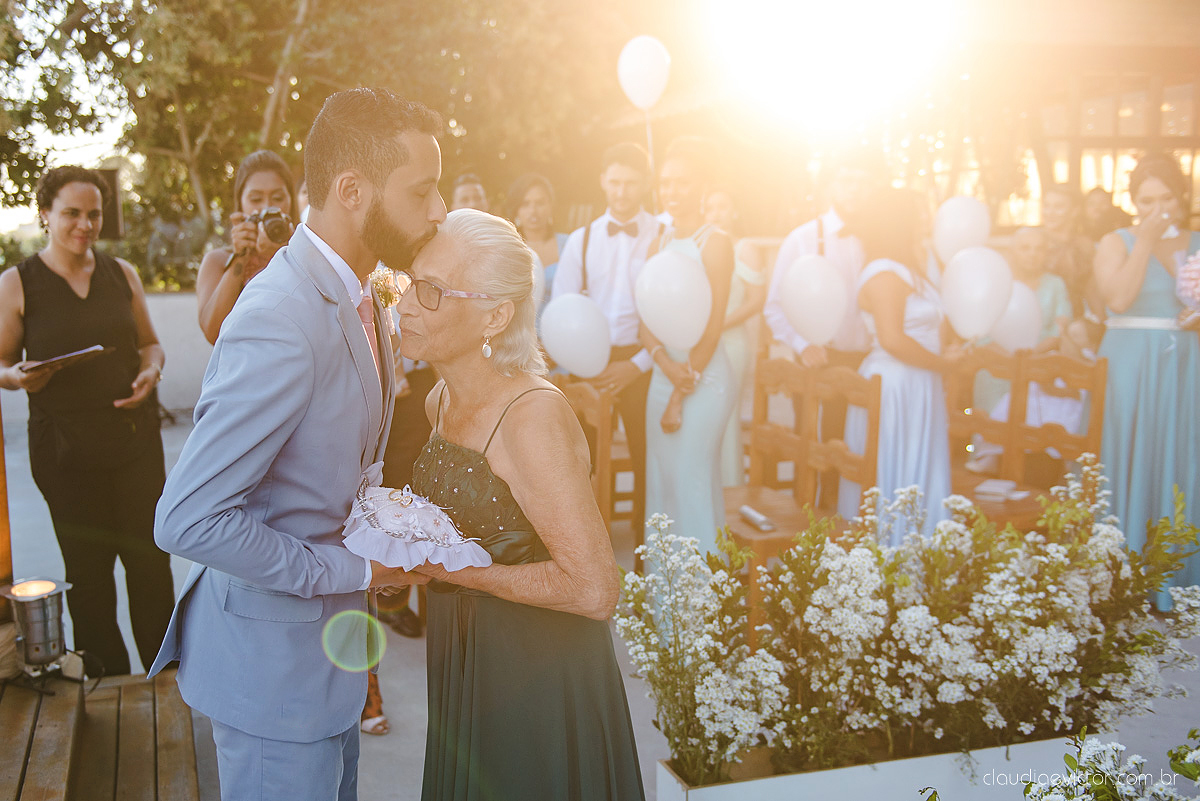 Lindo casamento realizado no cerimonial Kafuá do lino em Ponta da Fruta por fotógrafos de casamento de vila velha fotógrafos de casamento de vitória fotógrafos de casamento de serra espirito santo es com noivo noiva por do sol e vestido de noiva