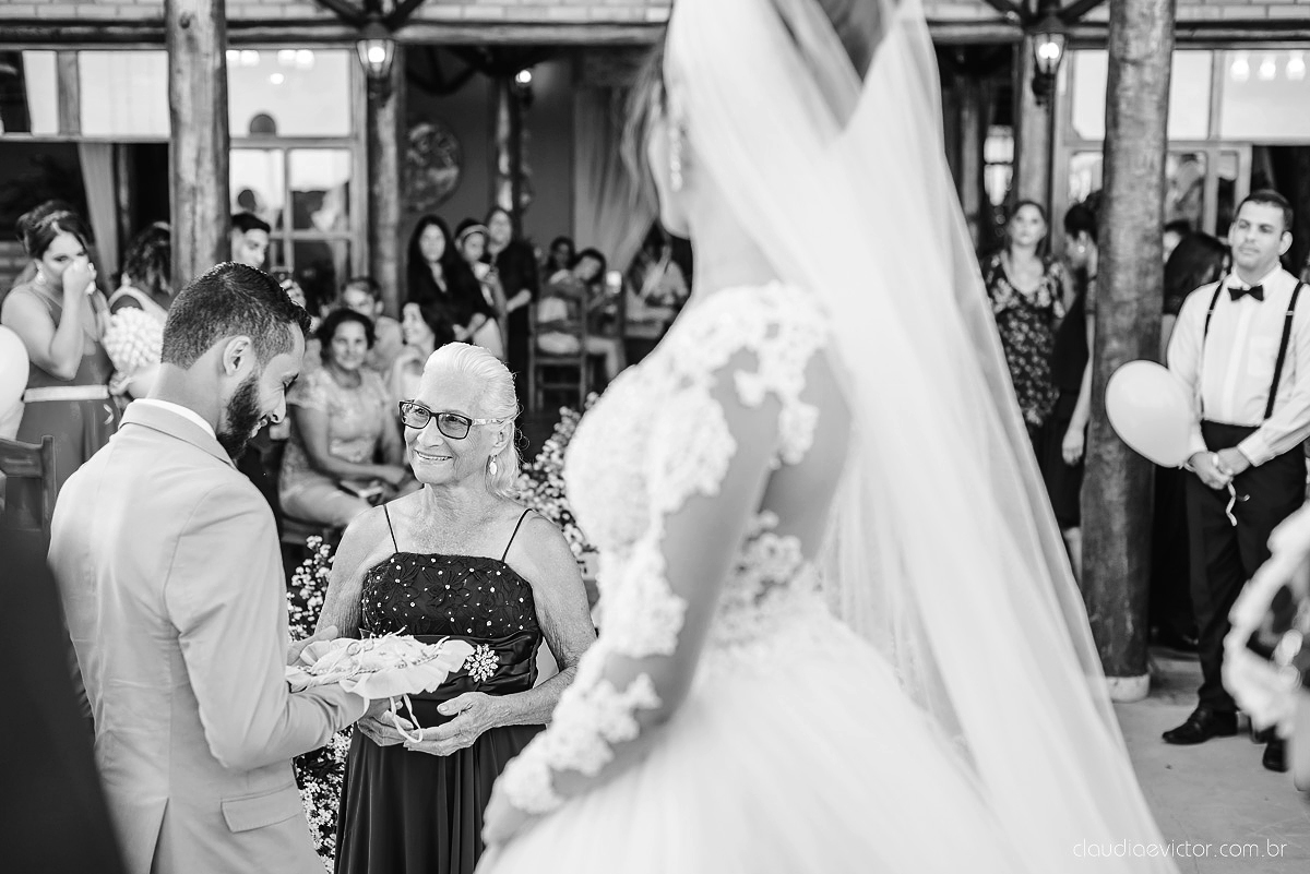 Lindo casamento realizado no cerimonial Kafuá do lino em Ponta da Fruta por fotógrafos de casamento de vila velha fotógrafos de casamento de vitória fotógrafos de casamento de serra espirito santo es com noivo noiva por do sol e vestido de noiva