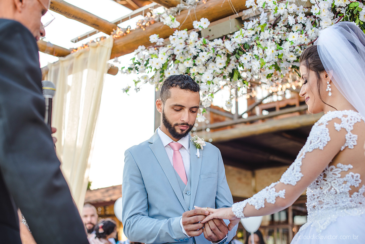 Lindo casamento realizado no cerimonial Kafuá do lino em Ponta da Fruta por fotógrafos de casamento de vila velha fotógrafos de casamento de vitória fotógrafos de casamento de serra espirito santo es com noivo noiva por do sol e vestido de noiva