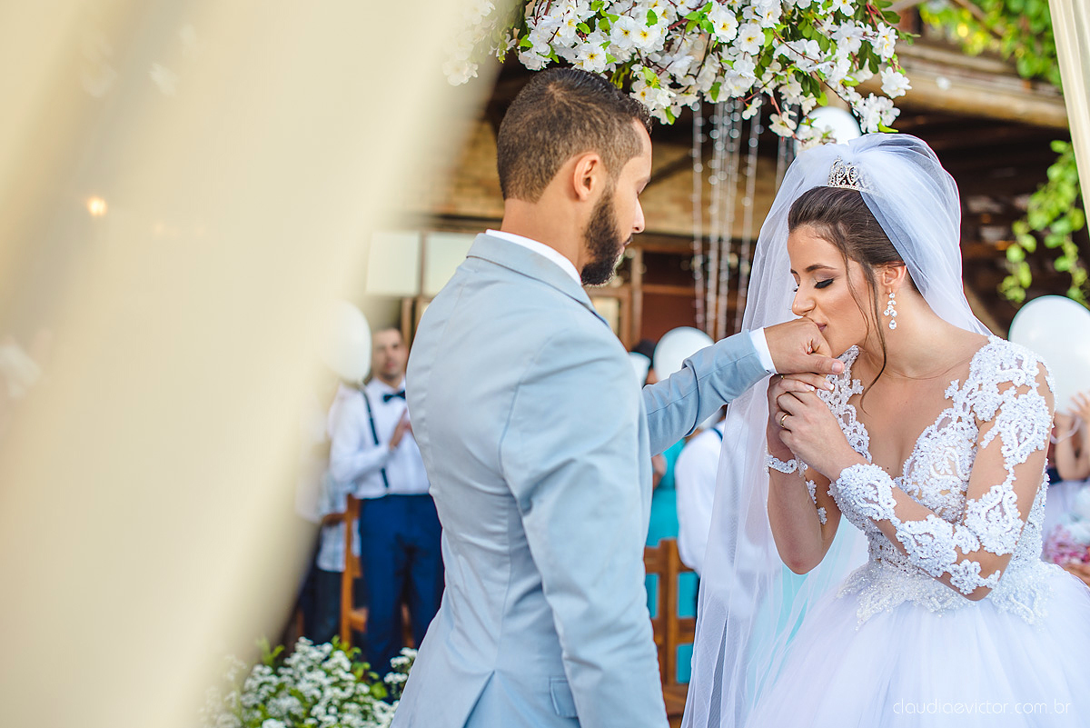 Lindo casamento realizado no cerimonial Kafuá do lino em Ponta da Fruta por fotógrafos de casamento de vila velha fotógrafos de casamento de vitória fotógrafos de casamento de serra espirito santo es com noivo noiva por do sol e vestido de noiva