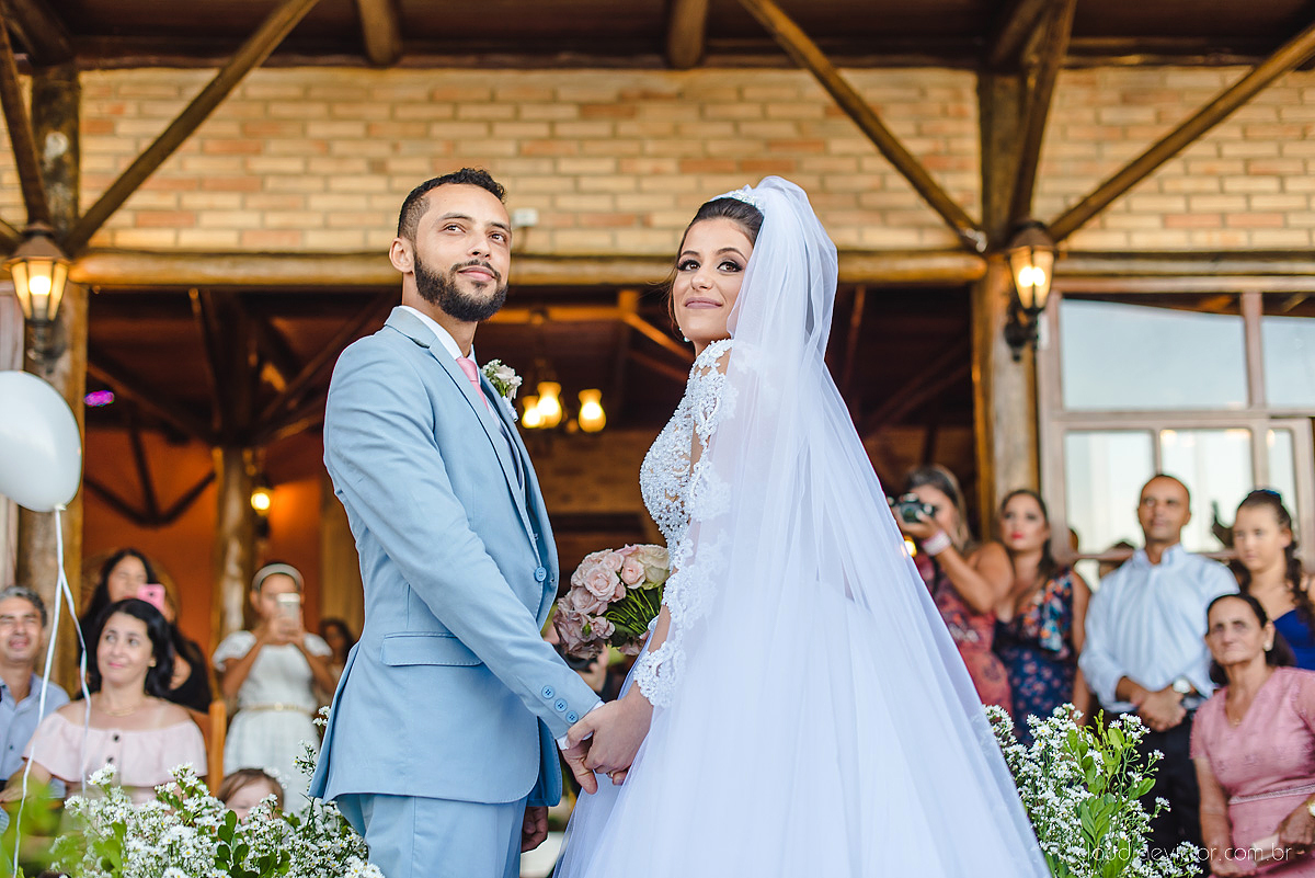 Lindo casamento realizado no cerimonial Kafuá do lino em Ponta da Fruta por fotógrafos de casamento de vila velha fotógrafos de casamento de vitória fotógrafos de casamento de serra espirito santo es com noivo noiva por do sol e vestido de noiva