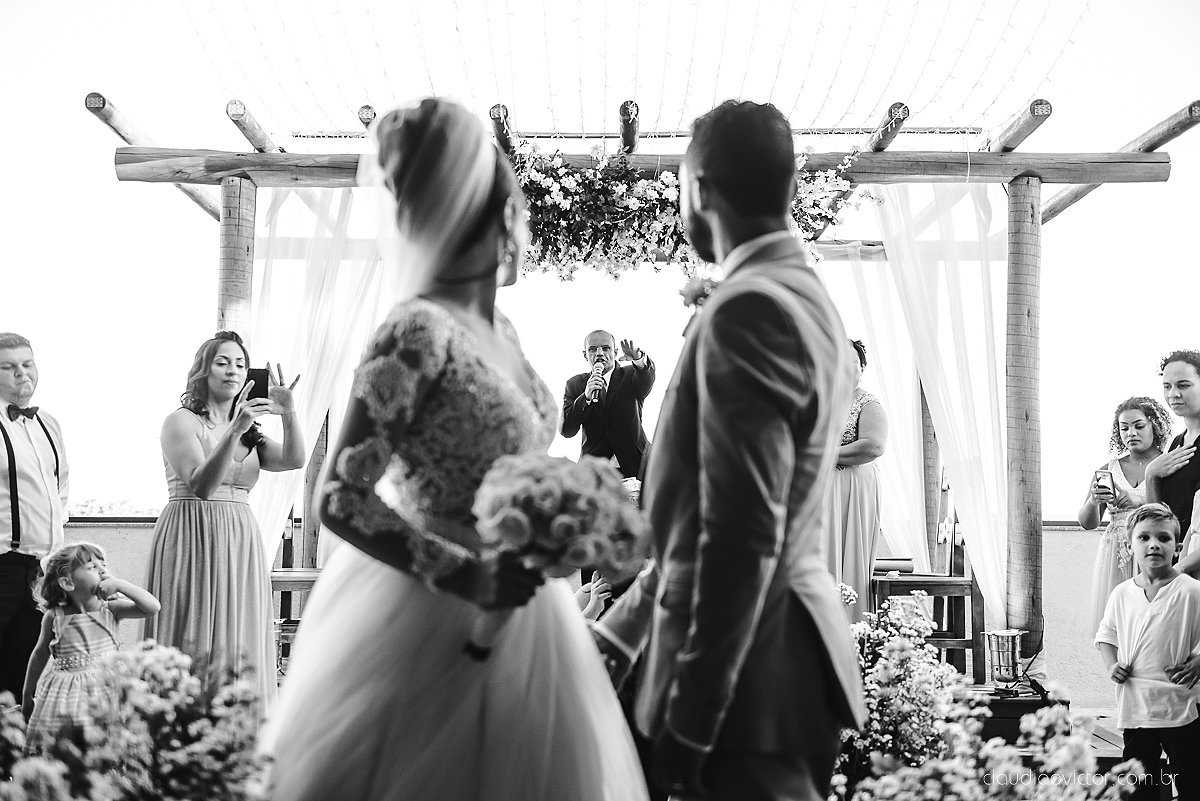 Lindo casamento realizado no cerimonial Kafuá do lino em Ponta da Fruta por fotógrafos de casamento de vila velha fotógrafos de casamento de vitória fotógrafos de casamento de serra espirito santo es com noivo noiva por do sol e vestido de noiva