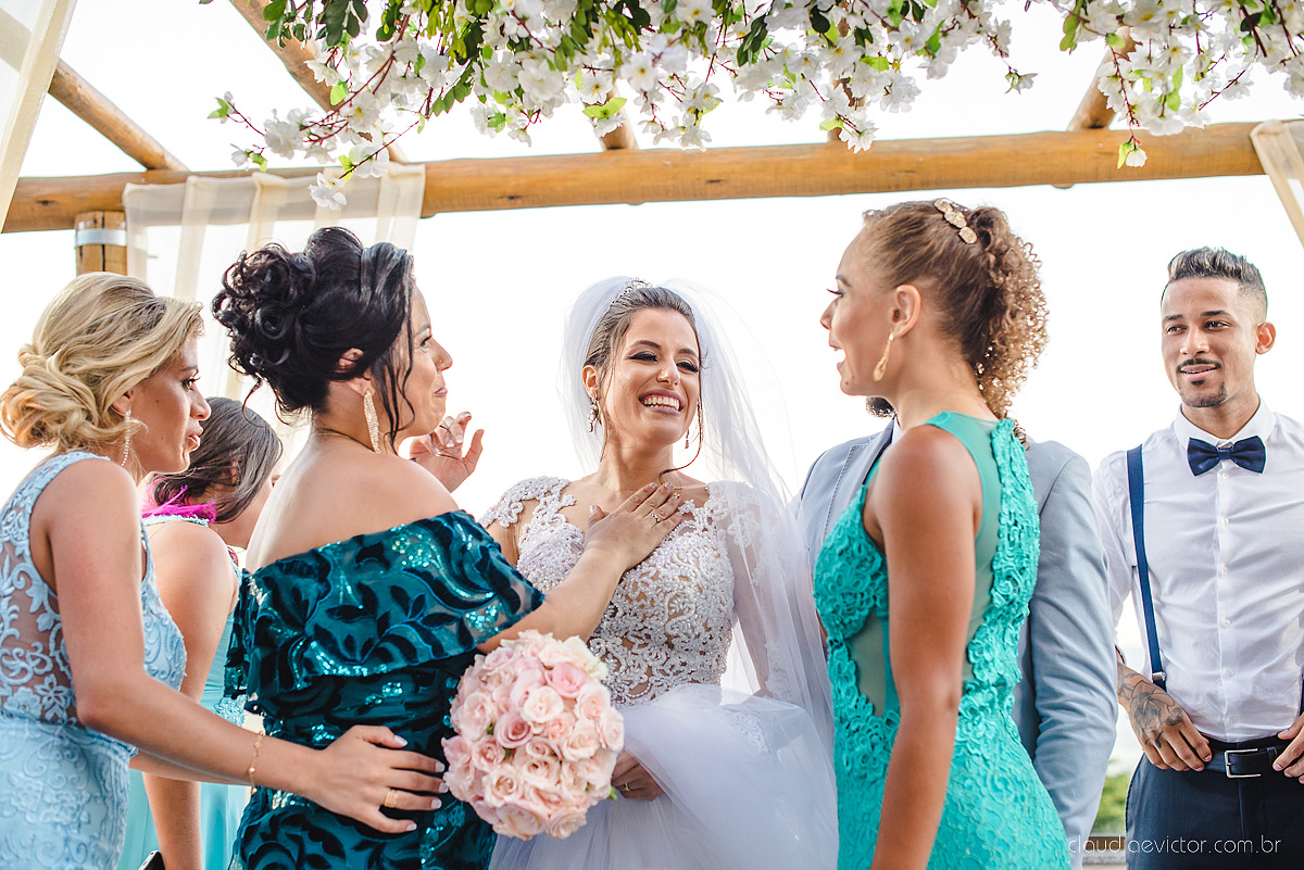 Lindo casamento realizado no cerimonial Kafuá do lino em Ponta da Fruta por fotógrafos de casamento de vila velha fotógrafos de casamento de vitória fotógrafos de casamento de serra espirito santo es com noivo noiva por do sol e vestido de noiva
