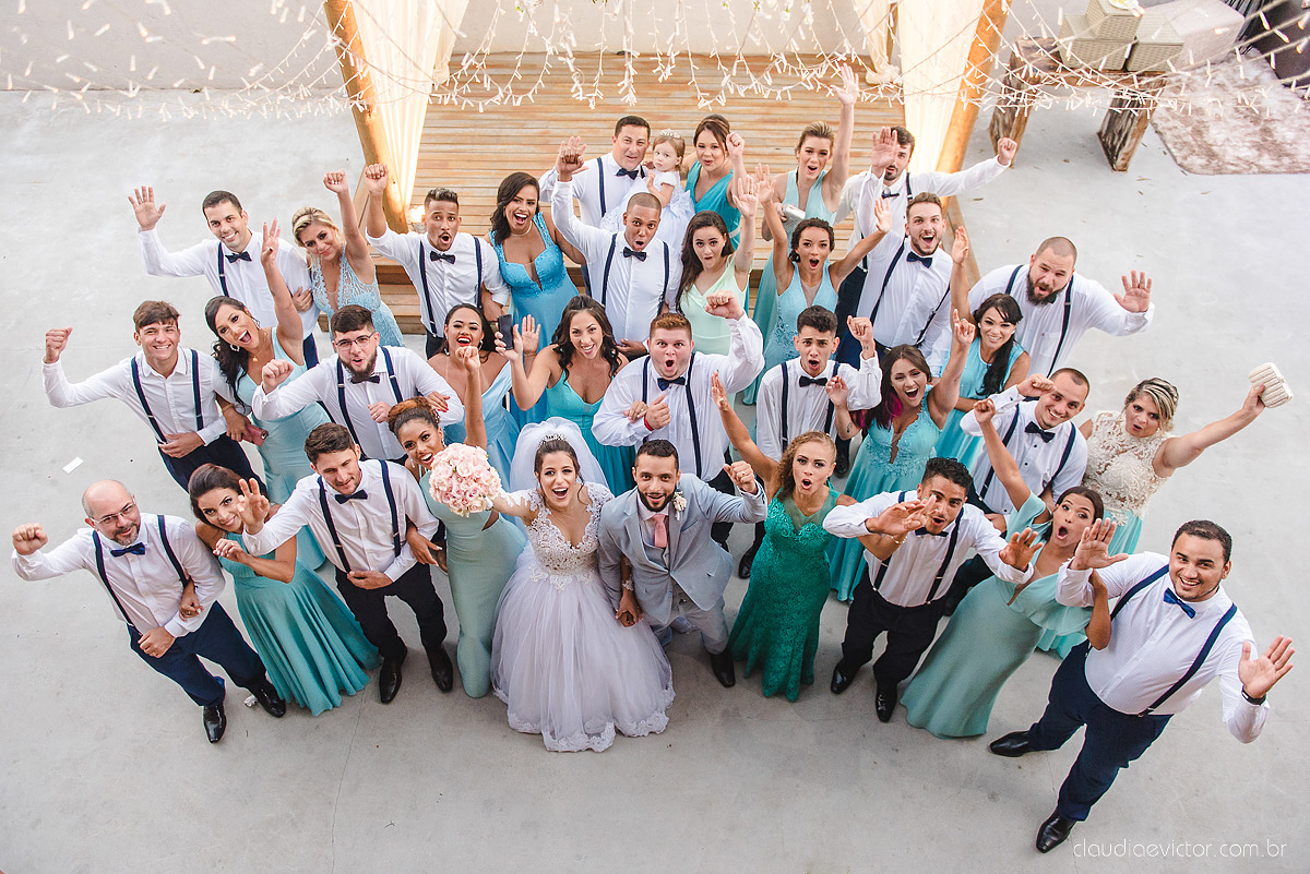 Lindo casamento realizado no cerimonial Kafuá do lino em Ponta da Fruta por fotógrafos de casamento de vila velha fotógrafos de casamento de vitória fotógrafos de casamento de serra espirito santo es com noivo noiva por do sol e vestido de noiva
