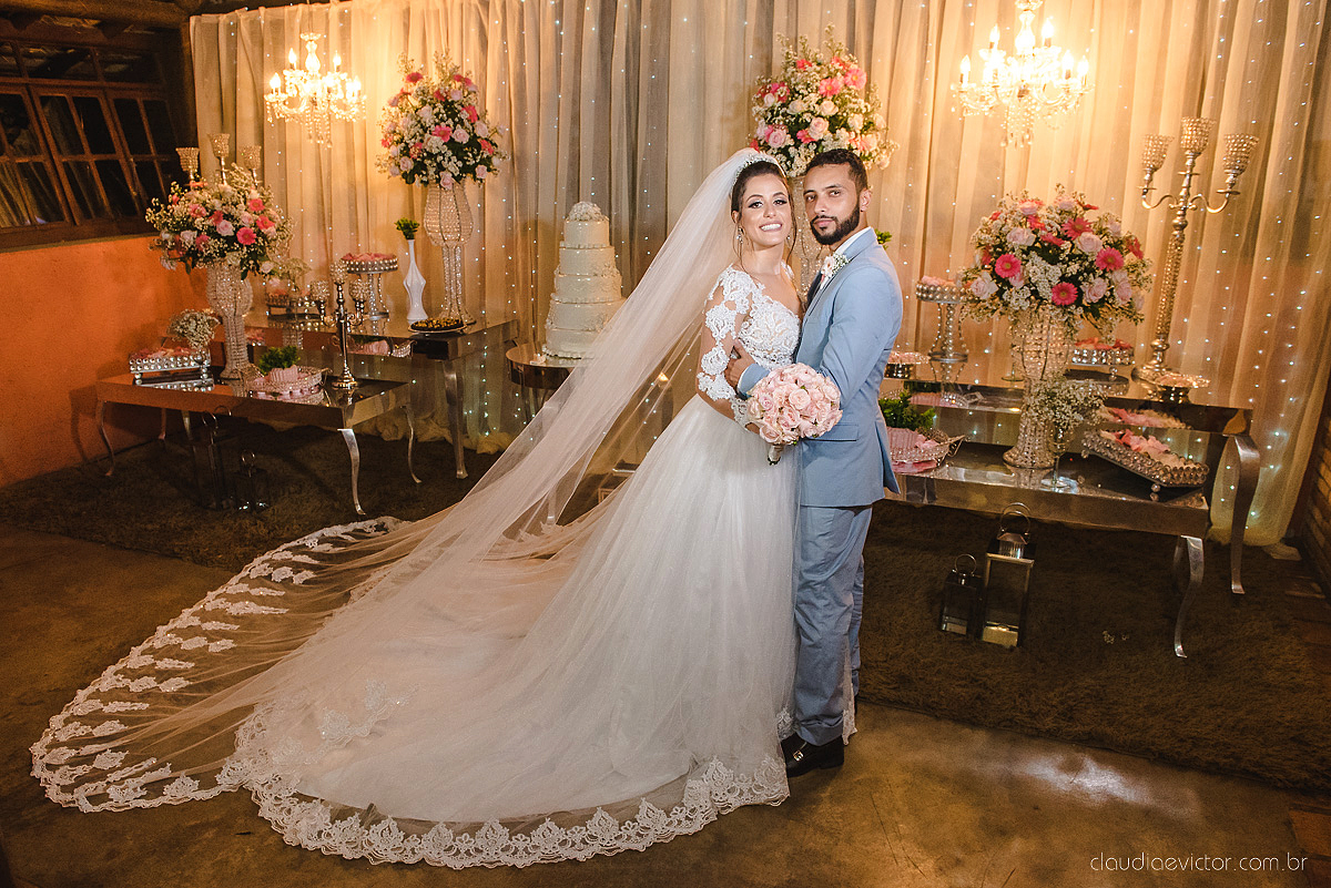 Lindo casamento realizado no cerimonial Kafuá do lino em Ponta da Fruta por fotógrafos de casamento de vila velha fotógrafos de casamento de vitória fotógrafos de casamento de serra espirito santo es com noivo noiva por do sol e vestido de noiva