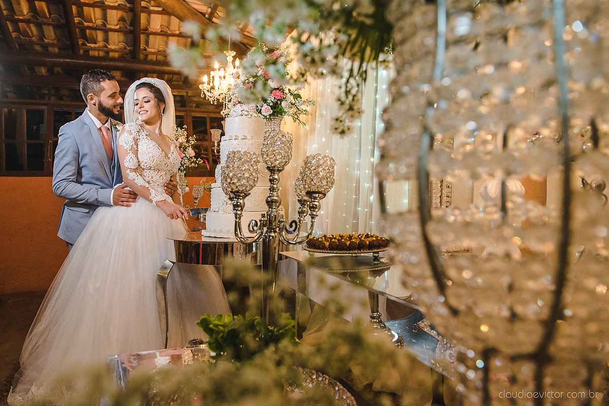 Lindo casamento realizado no cerimonial Kafuá do lino em Ponta da Fruta por fotógrafos de casamento de vila velha fotógrafos de casamento de vitória fotógrafos de casamento de serra espirito santo es com noivo noiva por do sol e vestido de noiva