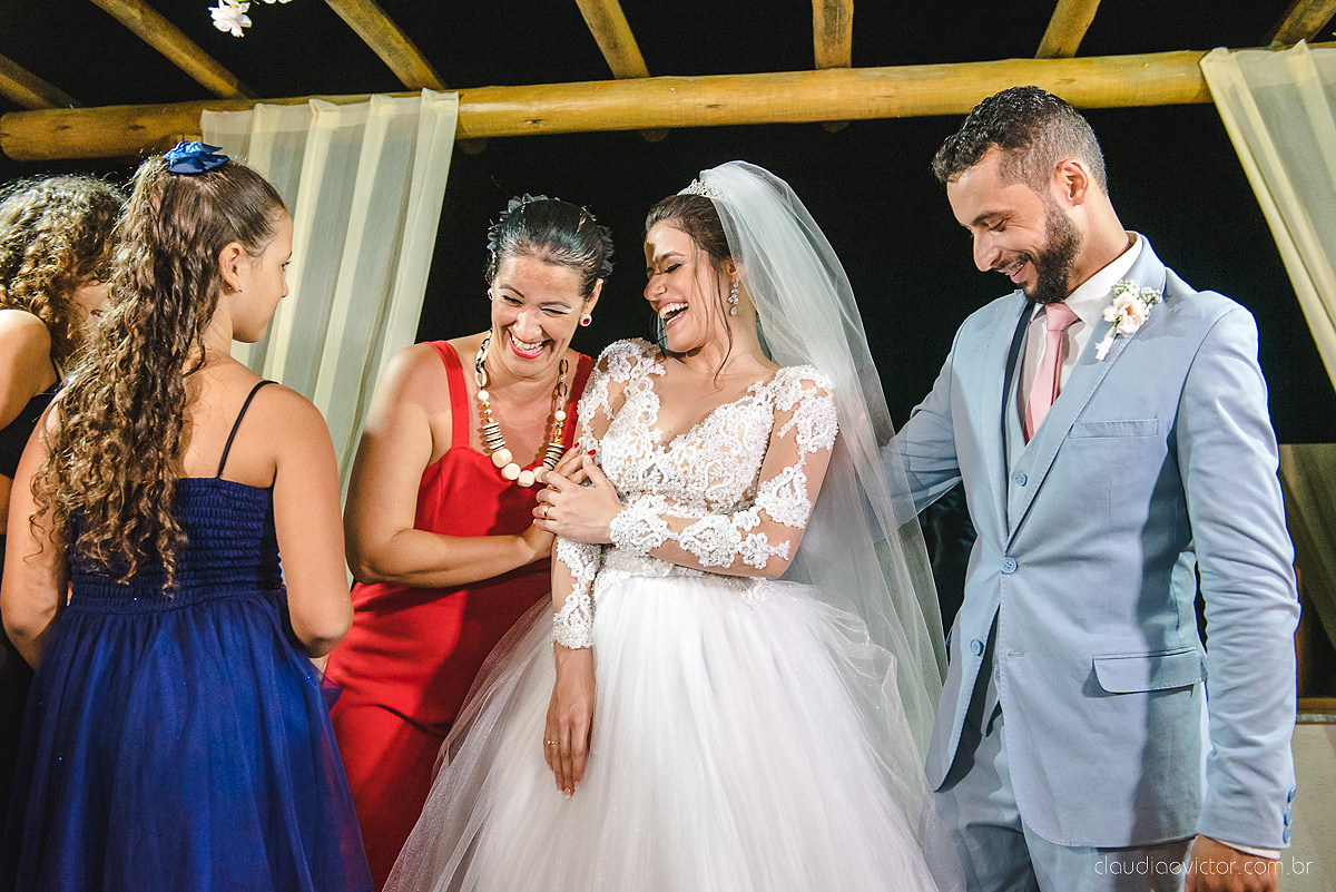 Lindo casamento realizado no cerimonial Kafuá do lino em Ponta da Fruta por fotógrafos de casamento de vila velha fotógrafos de casamento de vitória fotógrafos de casamento de serra espirito santo es com noivo noiva por do sol e vestido de noiva